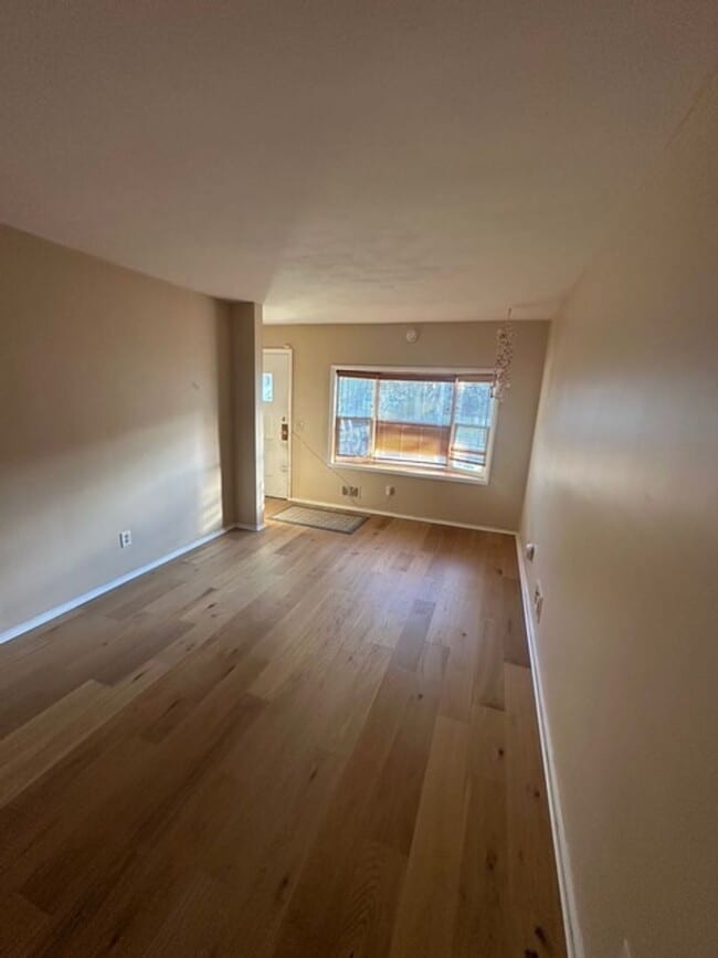 Building Photo - 254 Ernst St