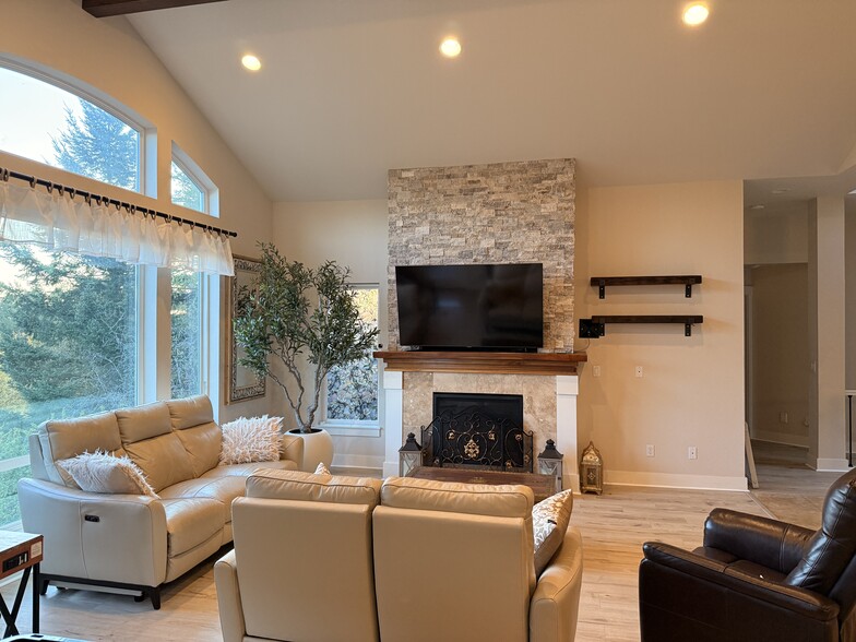 Building Photo - 449 La Cresta Dr SE