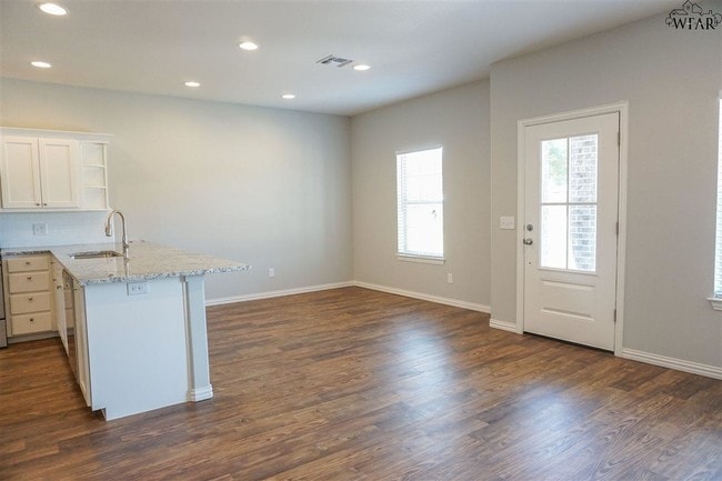 Building Photo - 4705 Belair Blvd