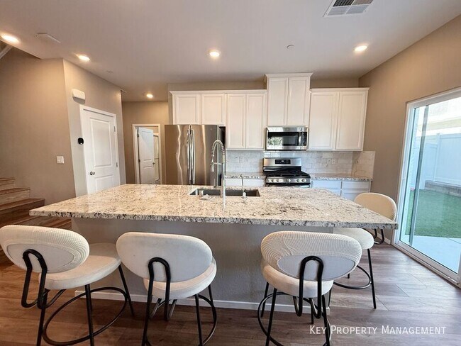 Building Photo - 525 Mossy Cup St