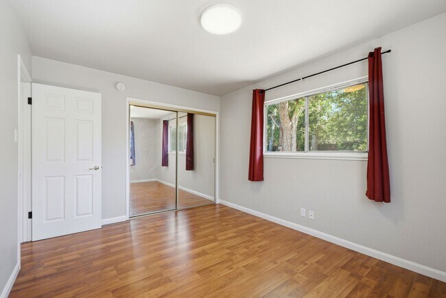 Building Photo - Beautiful Spacious 3-bedroom 1.5-Bath Home in Concord!
