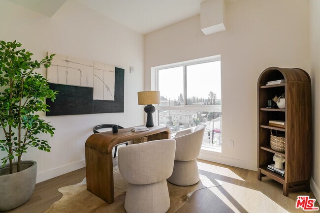 Building Photo - 611 N Virgil Ave