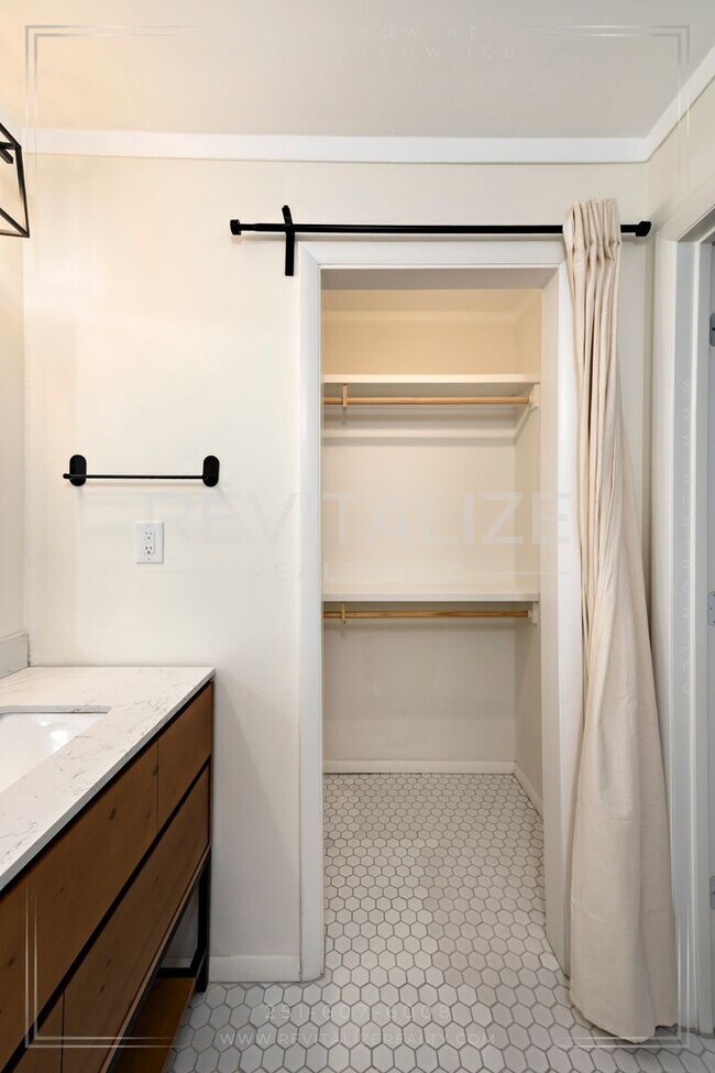 Building Photo - Beautifully Updated 3 Bed 2 Bath Home in D...