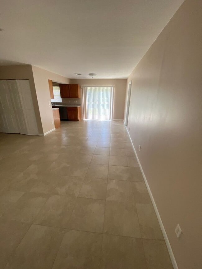 Building Photo - Ready for you to move in!!