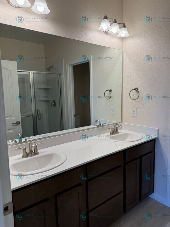 Building Photo - Luxury and Convenience Fully Equipped 3-Bedroom 2.5 Bathroom 2 Car Garage Townhome in Carson City