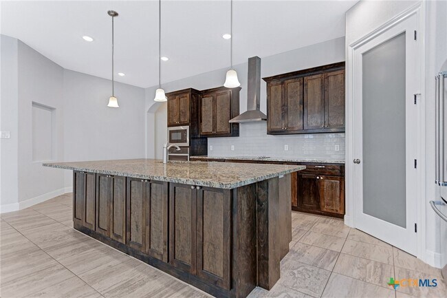Building Photo - 620 Carriage House