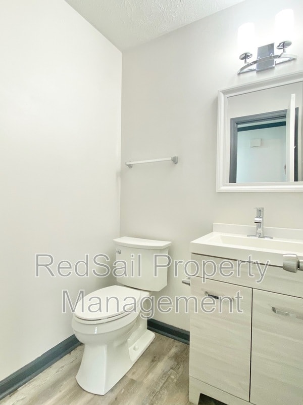 Building Photo - 14 S Lake Cir