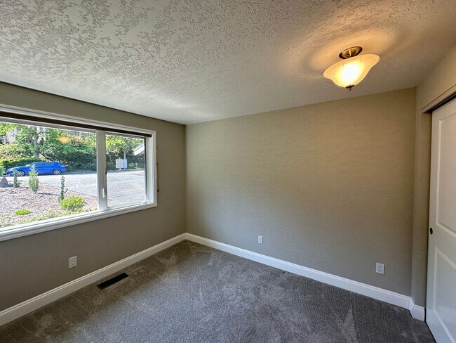 Building Photo - 2710 Lakeridge Ln