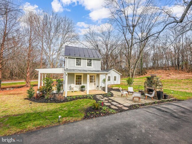 Building Photo - 102 N Rogers St