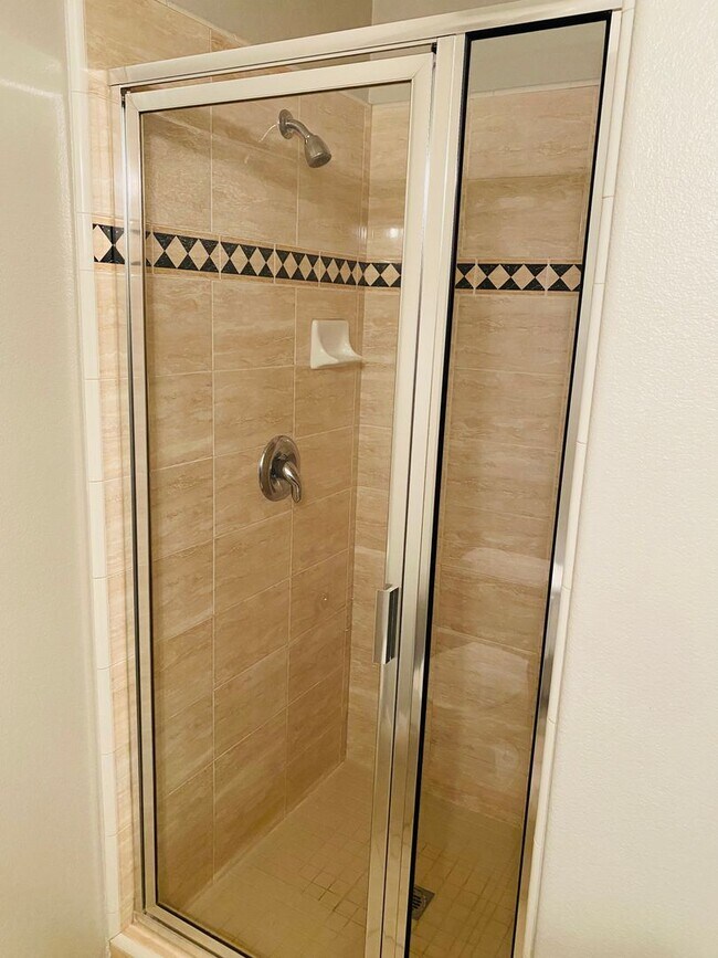 Building Photo - Spacious Encinitas home with open layout, upgraded kitchen, and private backyard