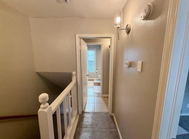 Building Photo - 2 Bed | 2 Bath Condo on Crybaby Hill