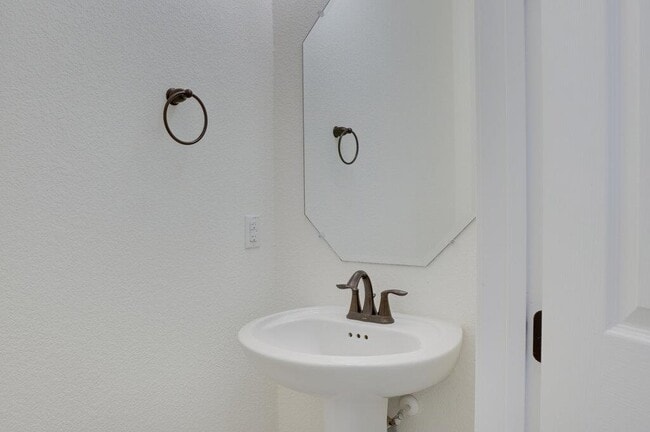 Building Photo - 717 Kingston Pl