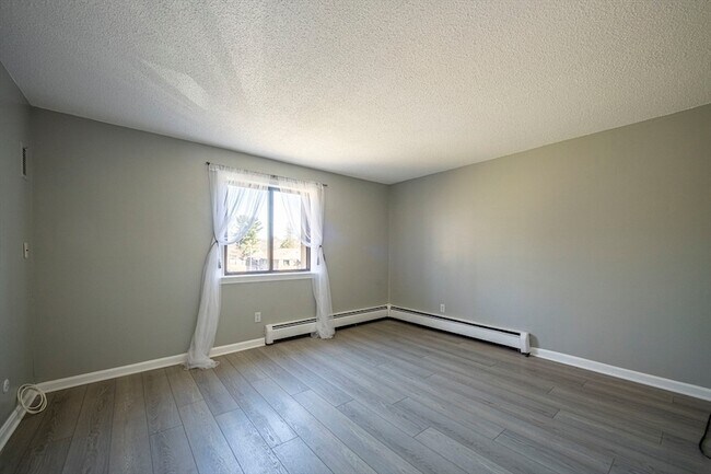 Building Photo - 645 W Lowell Ave