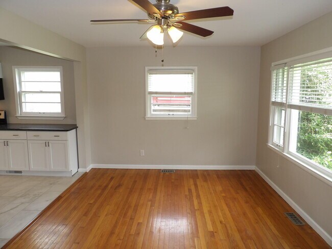 Building Photo - 286 Zandale Dr