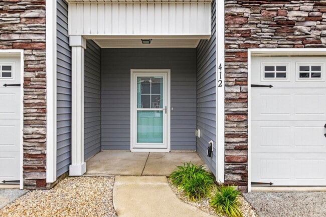 Building Photo - Large 3br Stonebay Townhome AVAILABLE NOW!