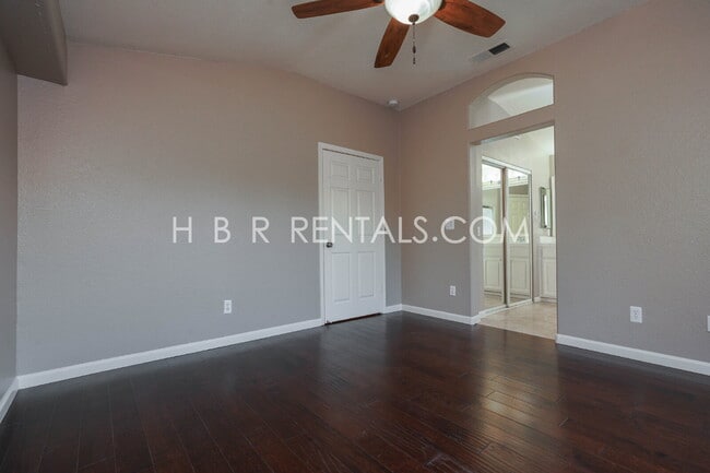 Building Photo - Bright Craftsman-Style 4 Bedroom Home in Q...