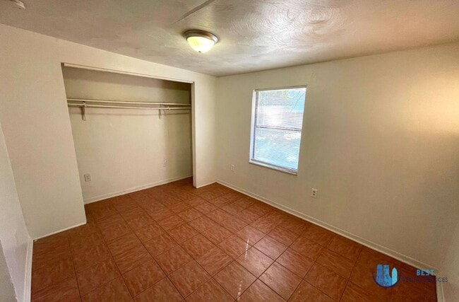 Building Photo - 3-bedroom, 1-bathroom house located in the...