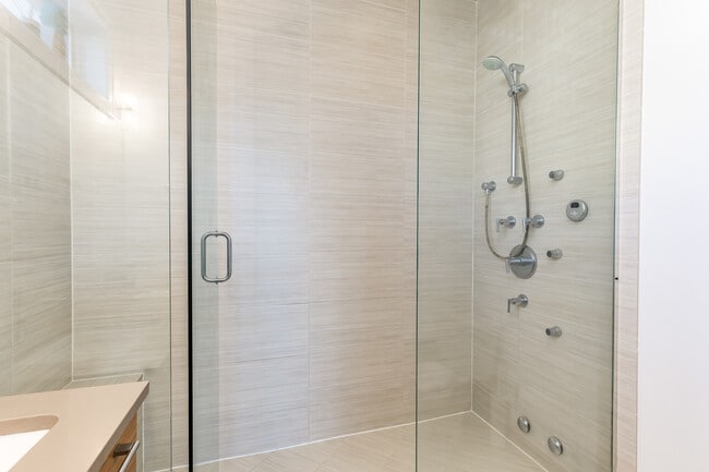 Building Photo - 922 N Hermitage Ave