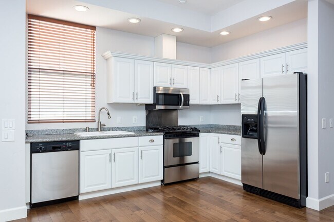 Building Photo - Stunning 4 Level Condo in Little Italy
