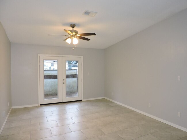 Building Photo - Convenient Northeast location!