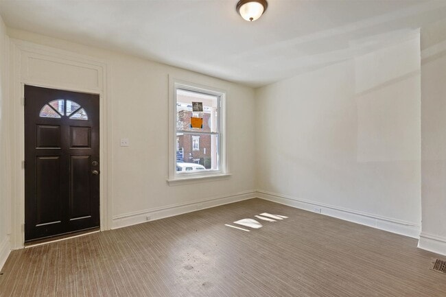 Building Photo - Bright 5 Bedroom, 1.5 Bath Home in Harrisburg, Pa!