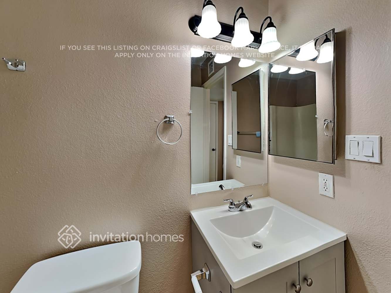 Building Photo - 2933 W Grovers Ave