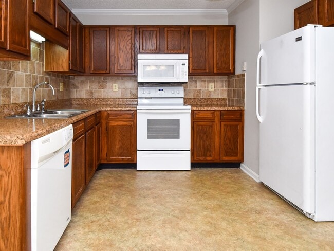 Building Photo - 3 bedrooms, 2 bath one level town-home with vaulted living room opens to the deck. Conveniently l...