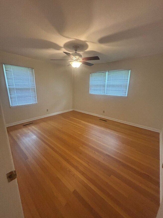 Building Photo - 1805 Stevens Dr NE