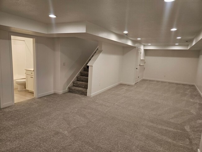 Building Photo - Amazing 4 Bed, 3.5 Daybreak Home with Office