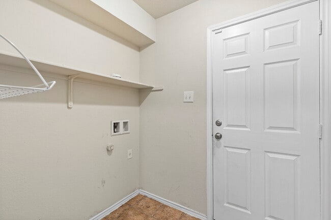 Building Photo - 6725 Mundo Dr