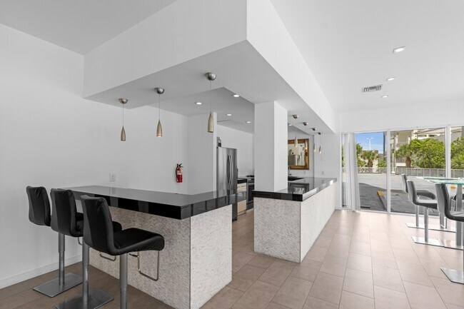 Building Photo - 2841 N Ocean Blvd