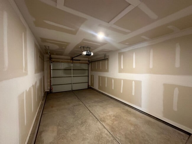 Building Photo - 405 E 21st St