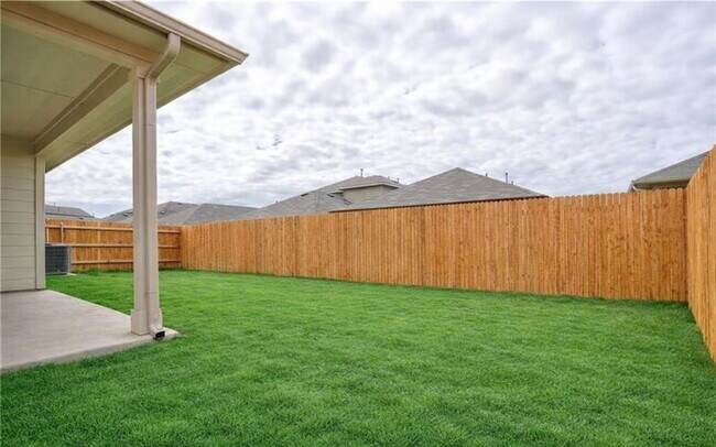 Building Photo - "Charming 3-Bedroom Oasis on Roanwood Drive with 2 Full Baths – Your Spacious Retreat Awaits in S...