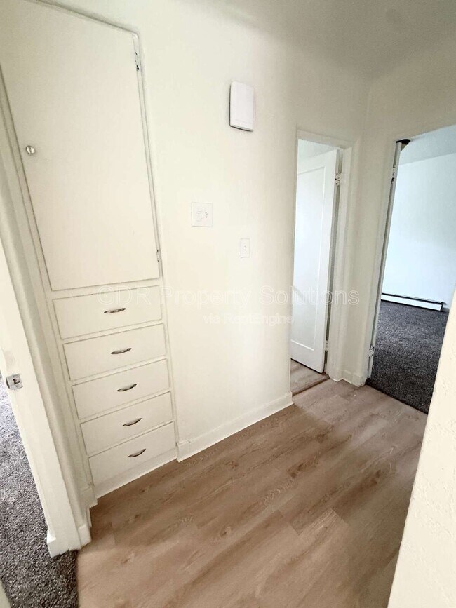 Building Photo - 301 Sierra Dr SE