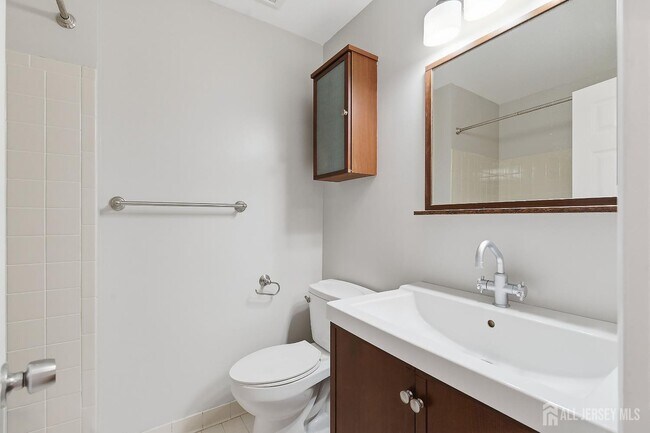 Building Photo - 60 Hampshire Dr