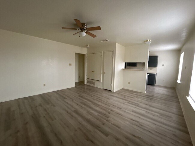 Building Photo - 504 Esther Cir