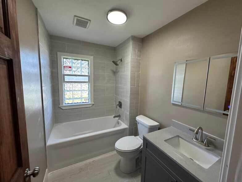 Building Photo - 21795 Longview Dr