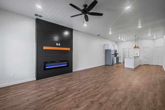 Building Photo - MOVE IN SPECIAL: $500 move in bonus provided at move in  Gorgeous Duplex in Frenship East!