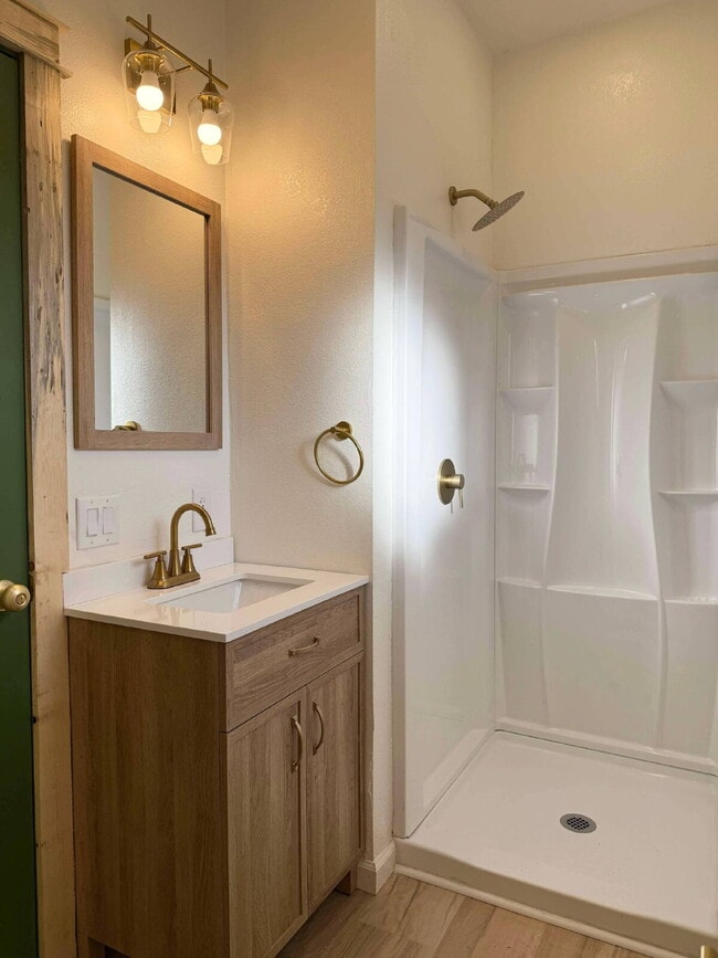Building Photo - "Charming 1-Bedroom Retreat in Mountain Home – Your Cozy Haven Awaits!"