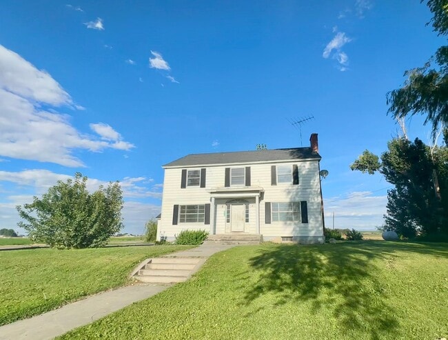 Building Photo - Country Home For Rent!