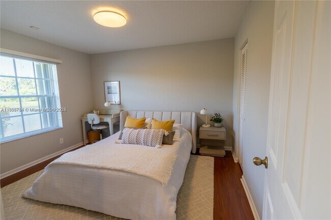 Building Photo - 2883 Oakbrook Dr