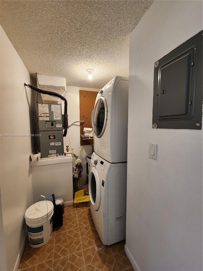 Building Photo - 8441 Forest Hills Dr
