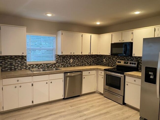 Building Photo - MOVE-IN SPECIAL-WONDERFUL 3/2.5 Home with 1 car garage-UCF Area