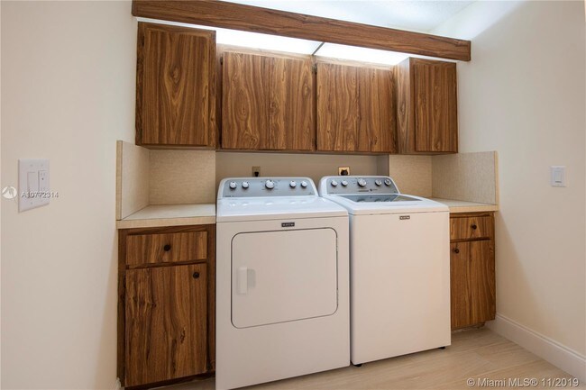 Building Photo - 1713 Whitehall Dr