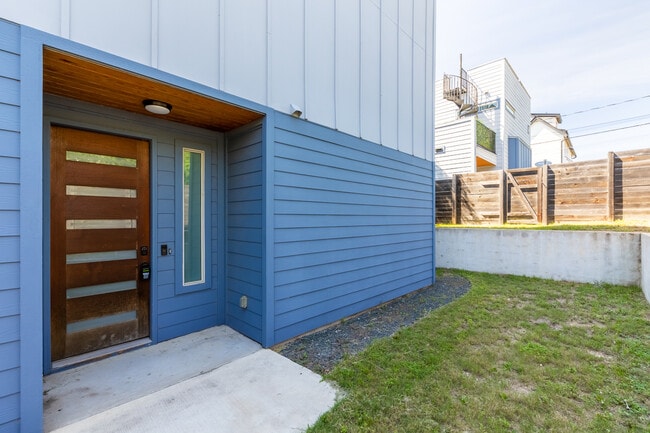 Building Photo - 2014 E 9th St