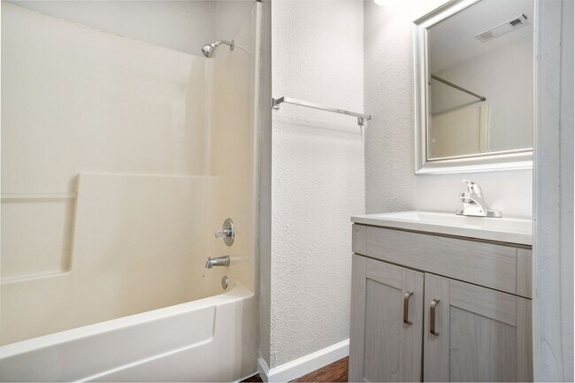 Building Photo - * Move-In Special * Beautiful 3 Bed / 2 Bath Home in Fort Smith