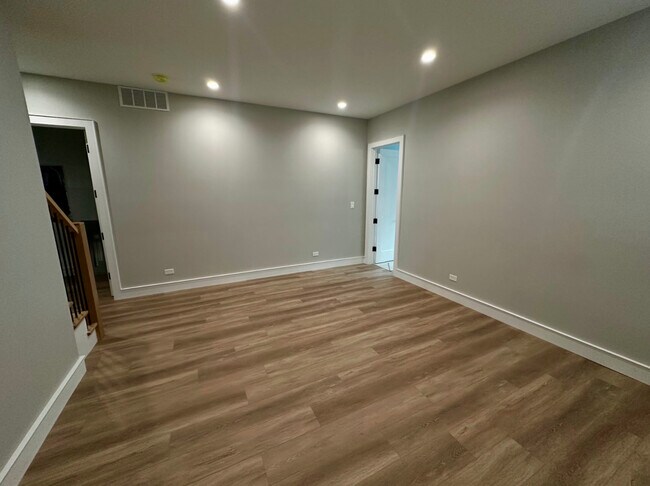 Building Photo - 4243 N Damen Ave