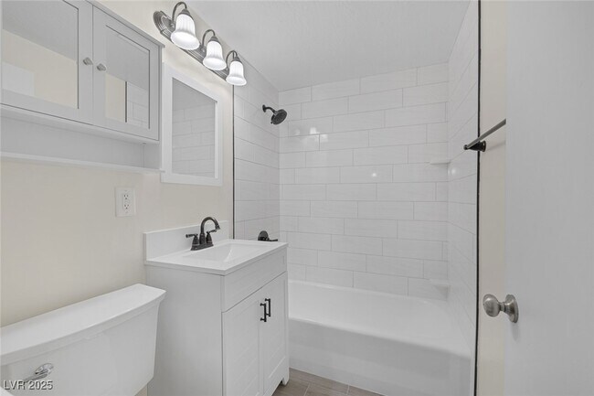 Building Photo - 1720 Eastwood Dr