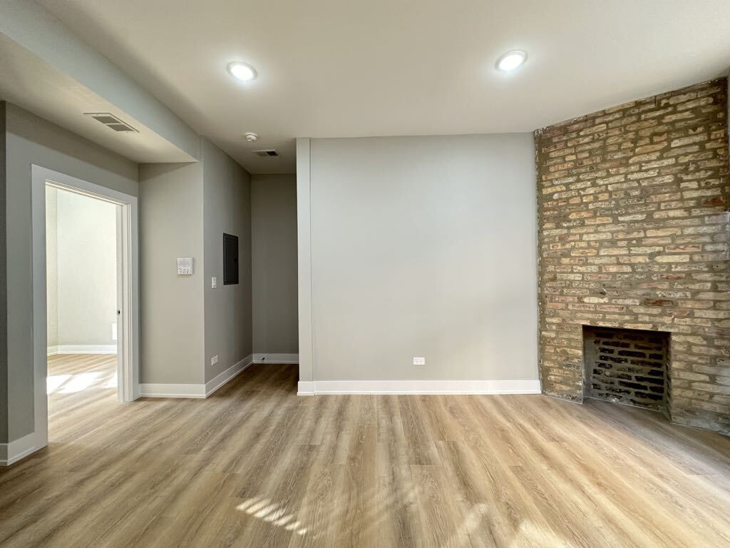 Building Photo - 419 W Belden Ave