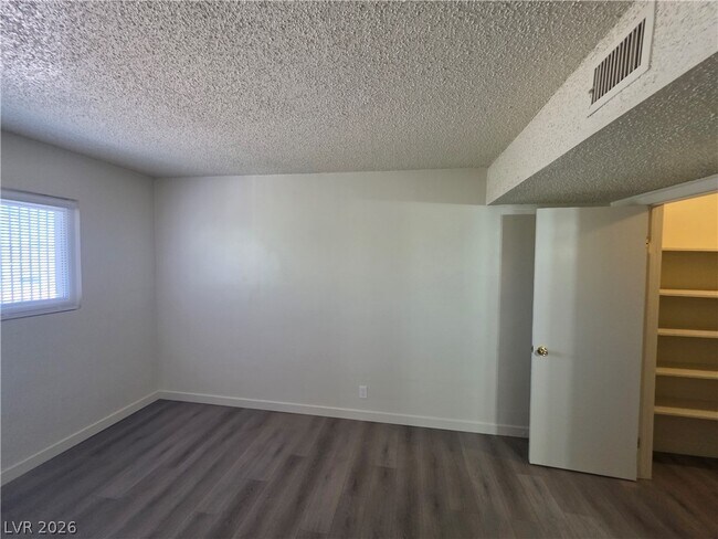 Building Photo - 615 S Royal Crest Cir